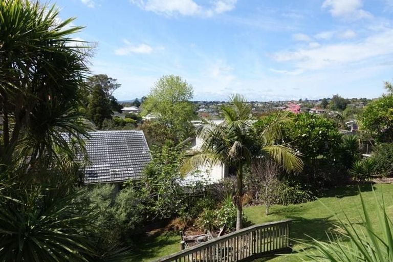 Photo of property in 35 Barker Rise, Northcross, Auckland, 0632