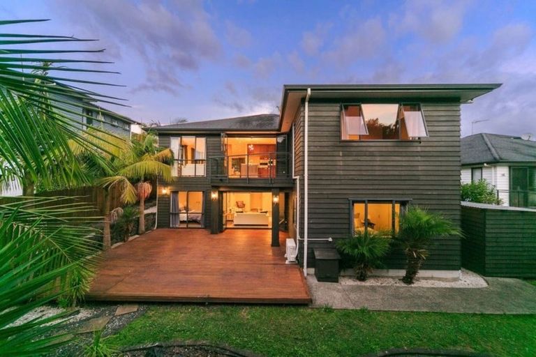 Photo of property in 19 Springvale Drive, Fairview Heights, Auckland, 0632