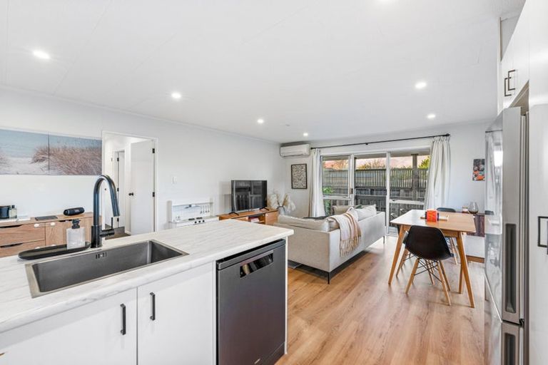 Photo of property in 92b Beach Road, Te Atatu Peninsula, Auckland, 0610