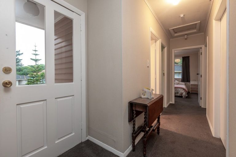 Photo of property in 24 Worcester Place, Cannons Creek, Porirua, 5024