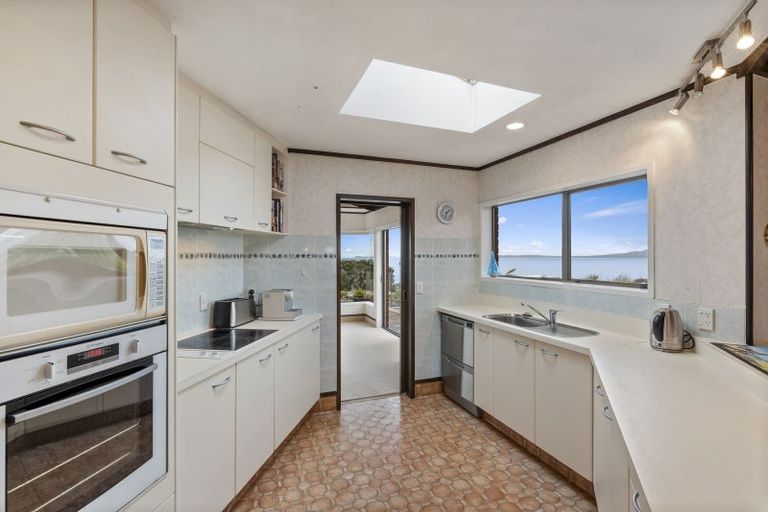 Photo of property in 31 Ridge Road, Waiake, Auckland, 0630