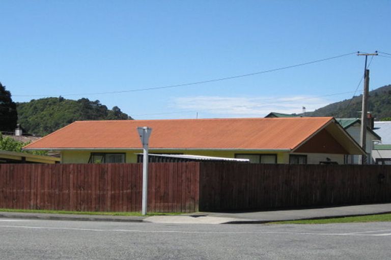 Photo of property in 63 Broadway, Picton, 7220