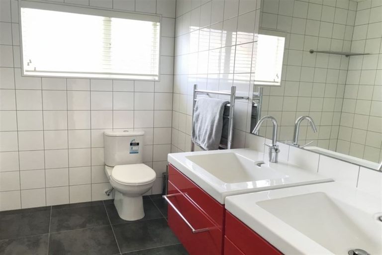 Photo of property in 11 Lismore Way, Oteha, Auckland, 0632