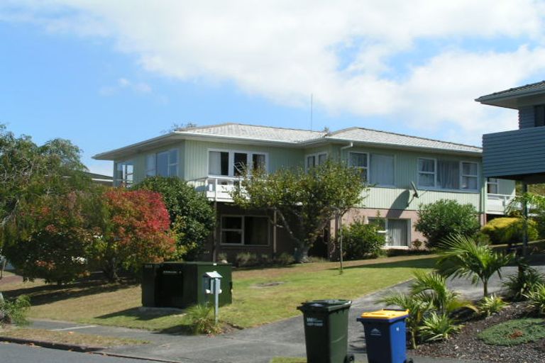 Photo of property in 16 Ravenwood Drive, Forrest Hill, Auckland, 0620