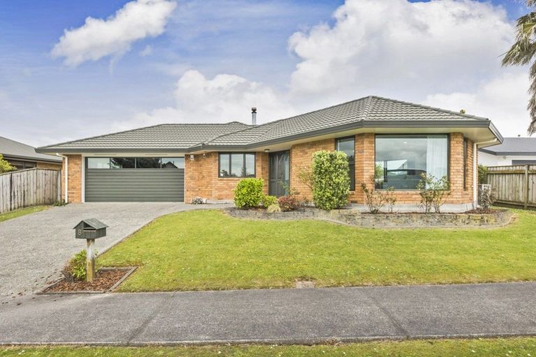 Photo of property in 8 Woodgate Court, Fitzherbert, Palmerston North, 4410