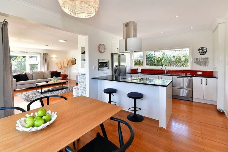 Photo of property in 2 Carento Way, Stanmore Bay, Whangaparaoa, 0932