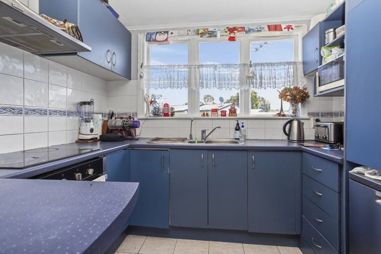 Photo of property in 6 Maybelle Place, Kelston, Auckland, 0602