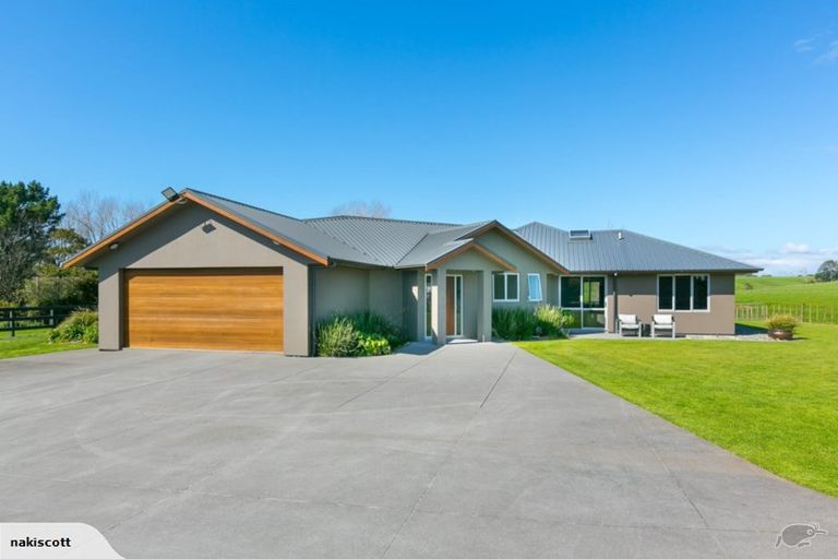 Photo of property in 563 Richmond Road, Lepperton, New Plymouth, 4373