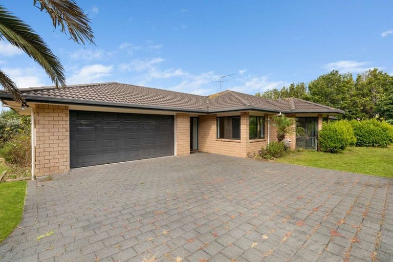 Photo of property in 10 Gleaming Place, Waiuku, 2123