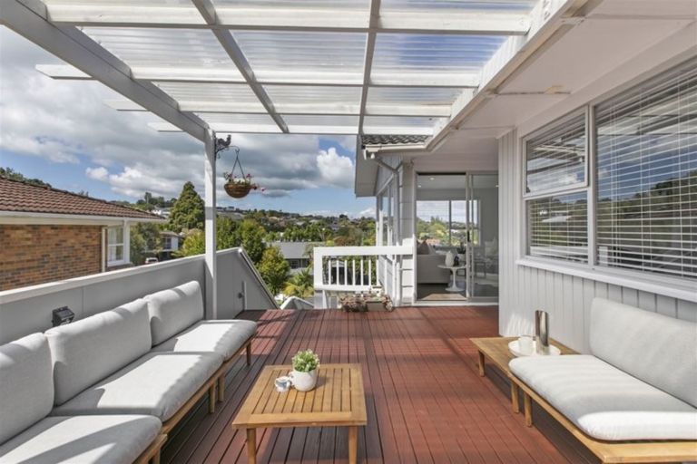 Photo of property in 52 Ravenwood Drive, Forrest Hill, Auckland, 0620