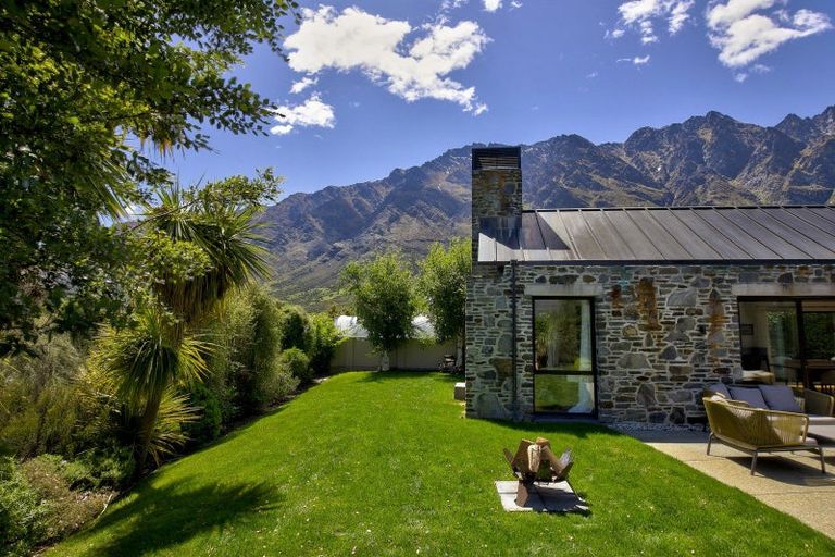Photo of property in 8 Bretby Court, Jacks Point, Queenstown, 9371
