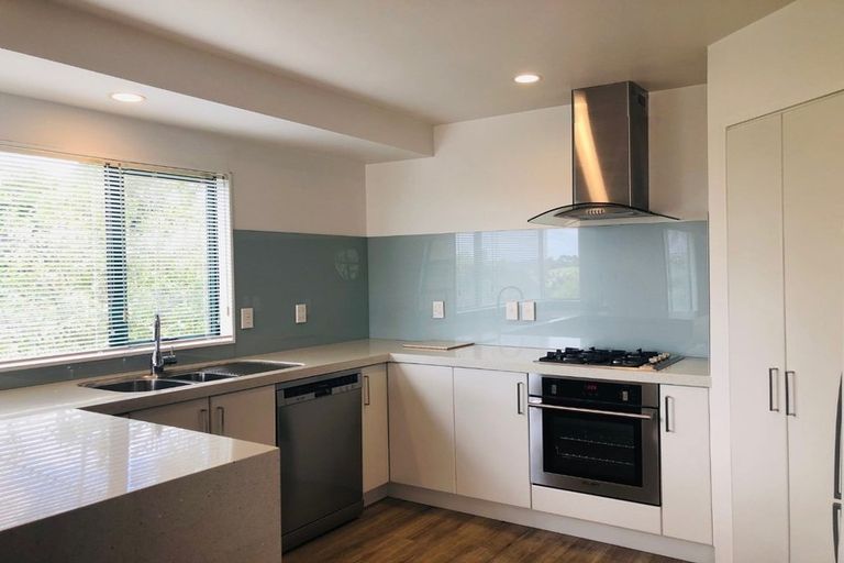 Photo of property in 2/7 Carl Place, Unsworth Heights, Auckland, 0632