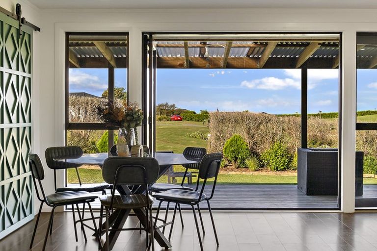 Photo of property in 44b Crosland Road, South Head, 0874