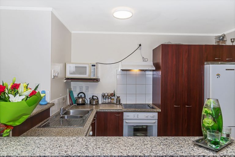 Photo of property in The Haven, 10/120 Beach Haven Road, Beach Haven, Auckland, 0626