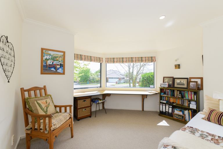 Photo of property in 24 Greenwood Place, Fitzherbert, Palmerston North, 4410