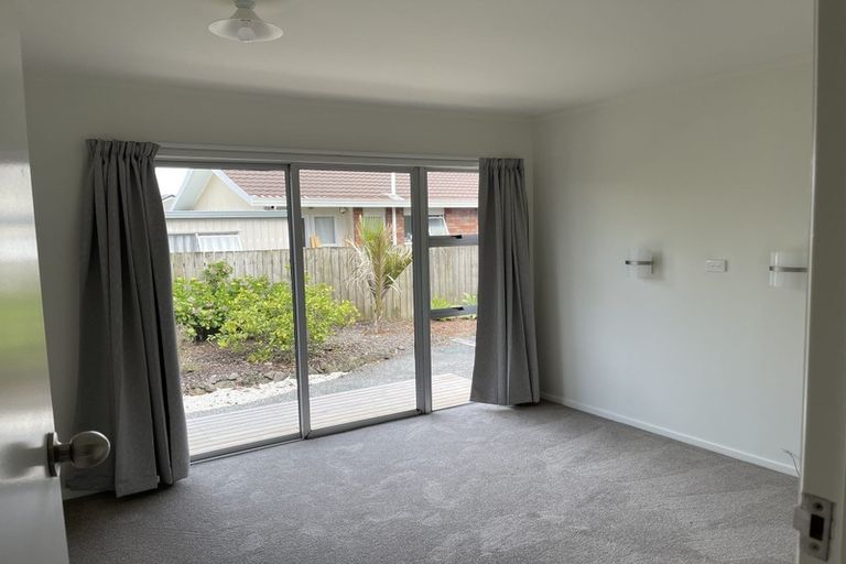 Photo of property in 24 Walton Street, Red Beach, 0932