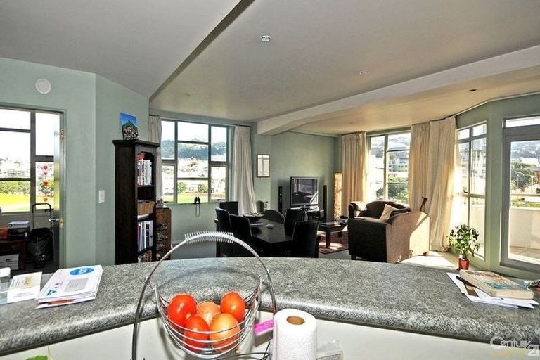 Photo of property in Grandstand Apartments, 10/80 Kent Terrace, Mount Victoria, Wellington, 6011