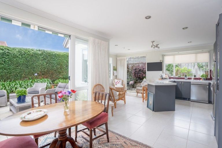 Photo of property in 2/12 Gradwell Place, Two Mile Bay, Taupo, 3330