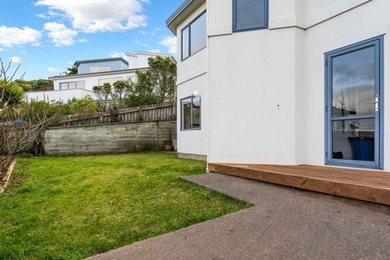 Photo of property in 75a Dress Circle, Newlands, Wellington, 6037