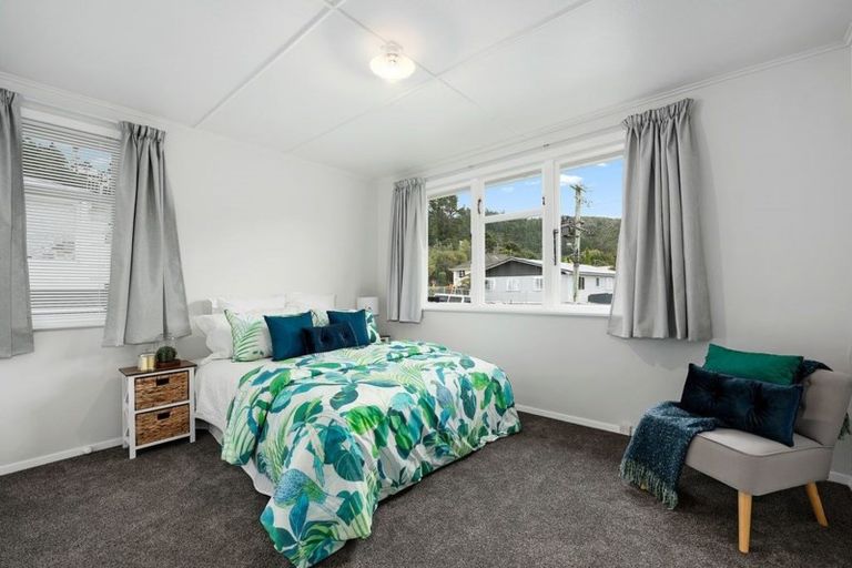 Photo of property in 2 Thomson Grove, Stokes Valley, Lower Hutt, 5019