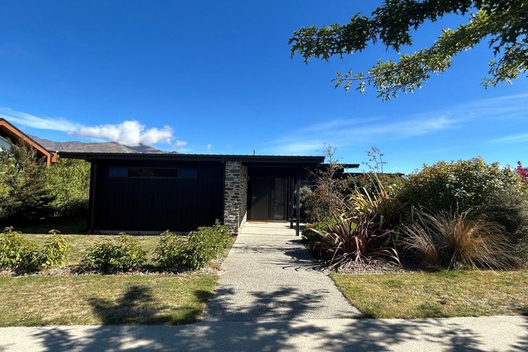 Photo of property in 1 Valley Crescent, Wanaka, 9305