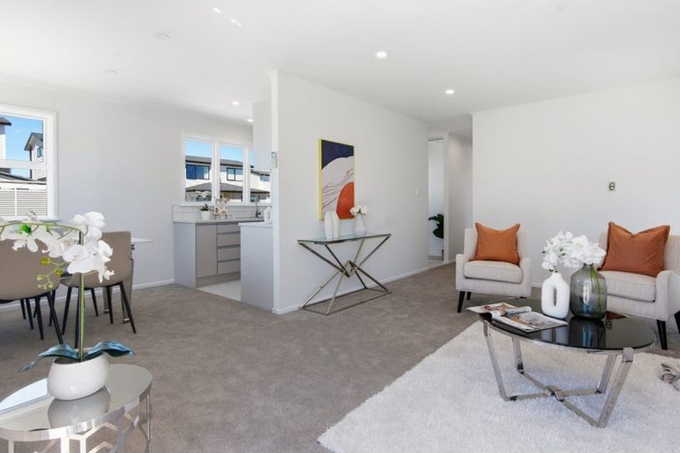 Photo of property in 1/862 East Coast Road, Northcross, Auckland, 0630