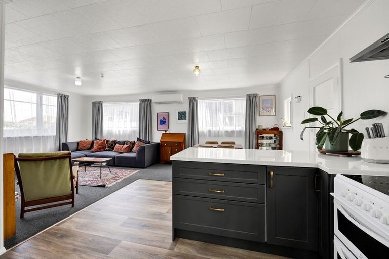 Photo of property in 12 Burns Street, Hawera, 4610