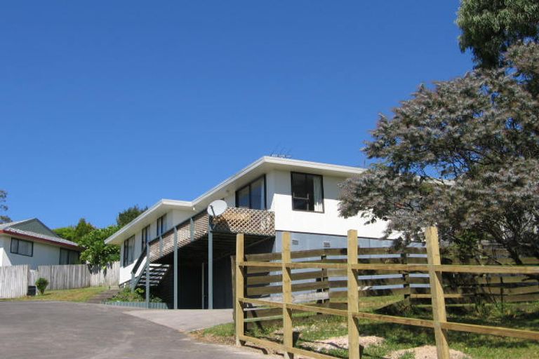 Photo of property in 2/12 Exeter Place, Unsworth Heights, Auckland, 0632