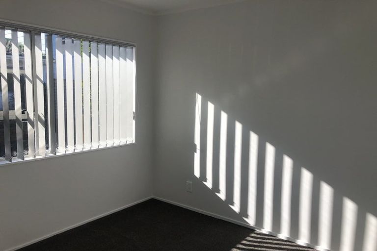 Photo of property in 1/127 Lynn Road, Bayview, Auckland, 0629