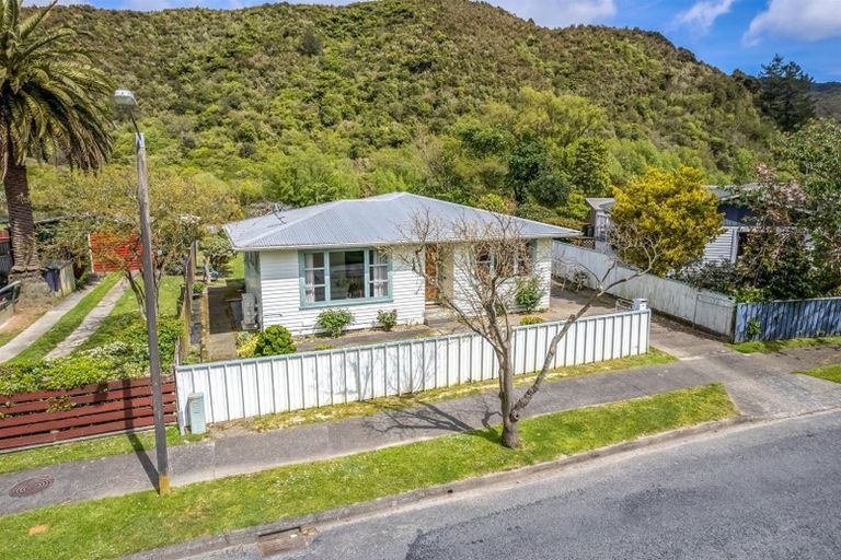 Photo of property in 41 Parenga Street, Wainuiomata, Lower Hutt, 5014