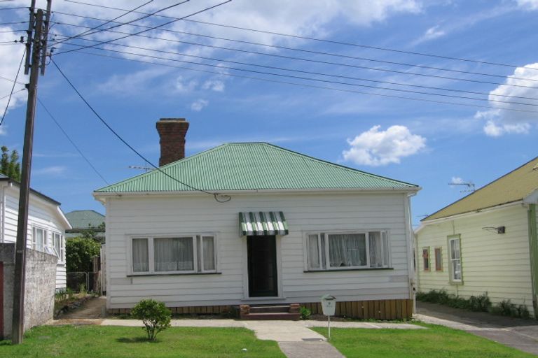 Photo of property in 9 Roslyn Terrace, Stanley Point, Auckland, 0624