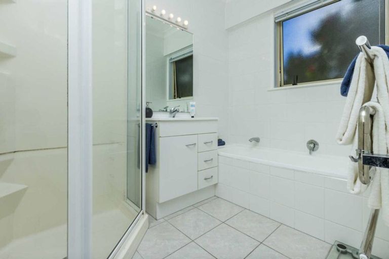 Photo of property in 58 Chivalry Road, Glenfield, Auckland, 0629