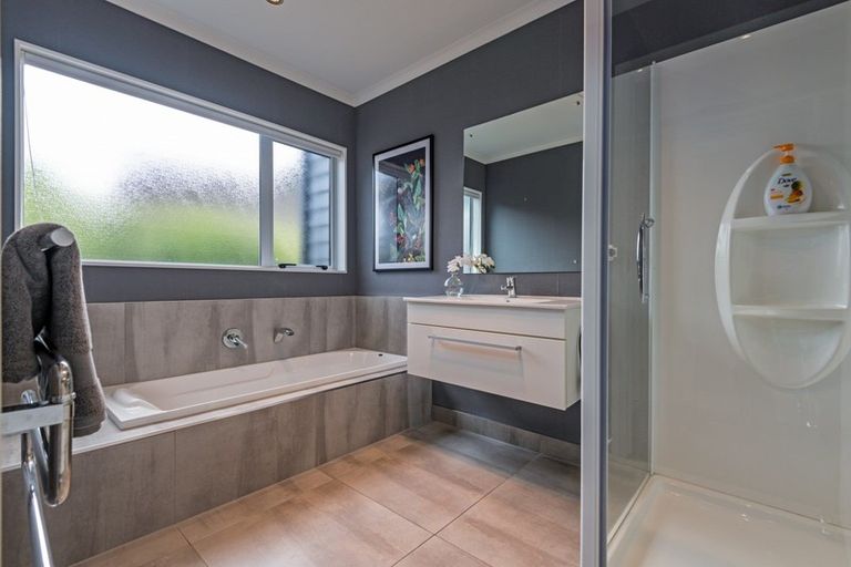 Photo of property in 4 D'urville Place, Kelvin Grove, Palmerston North, 4414