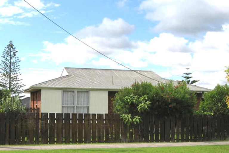 Photo of property in 1/1 Northall Road, New Lynn, Auckland, 0600