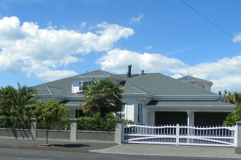 Photo of property in 65 Queen Street, Northcote Point, Auckland, 0627