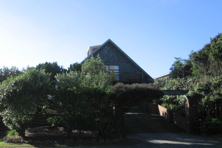 Photo of property in 11 Hughes Street, Waikanae Beach, Waikanae, 5036