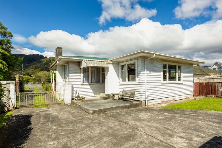 Photo of property in 21 Wellington Road, Wainuiomata, Lower Hutt, 5014