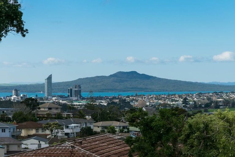 Photo of property in 8 Speedy Crescent, Hillcrest, Auckland, 0627