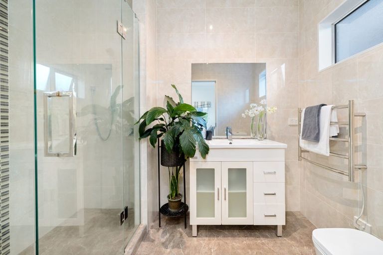 Photo of property in 16 Midhurst Avenue, Henderson, Auckland, 0612