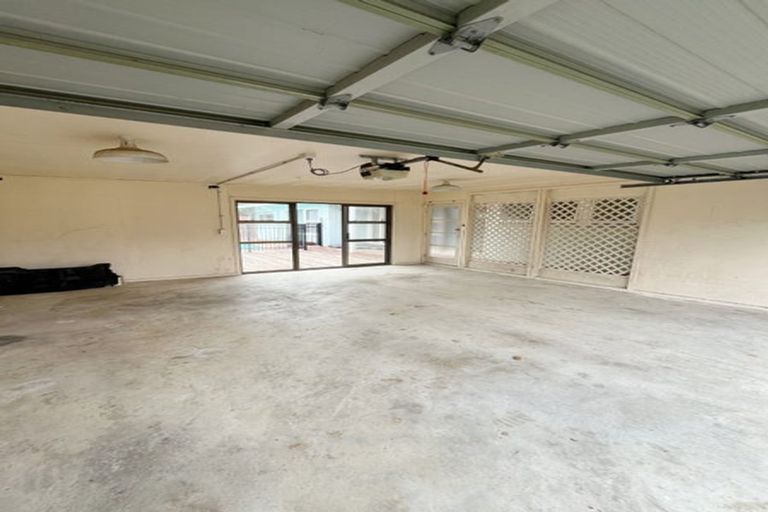 Photo of property in 12 Holdaway Avenue, Northcote, Auckland, 0627