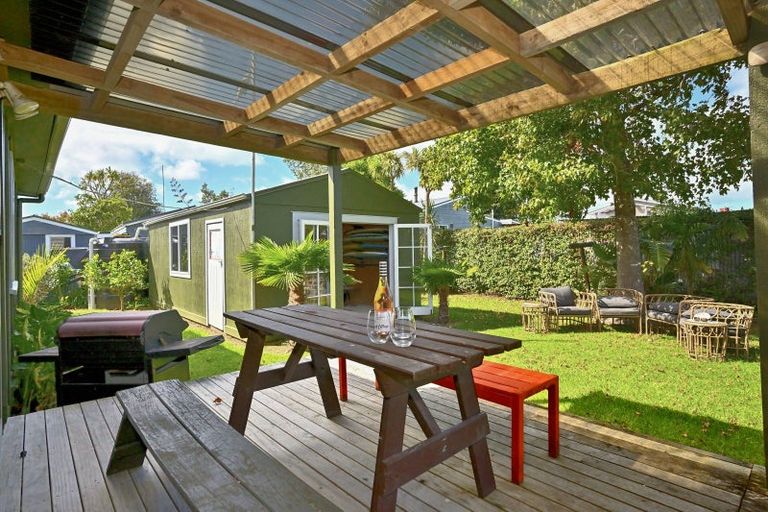 Photo of property in 8 Katrin Place, Mahia, 4198
