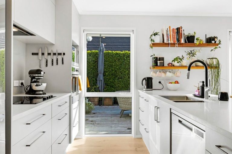 Photo of property in 15 Walnut Road, Riverhead, 0820