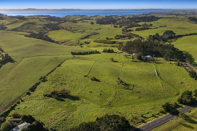 Photo of property in 2640 South Head Road, South Head, Helensville, 0874