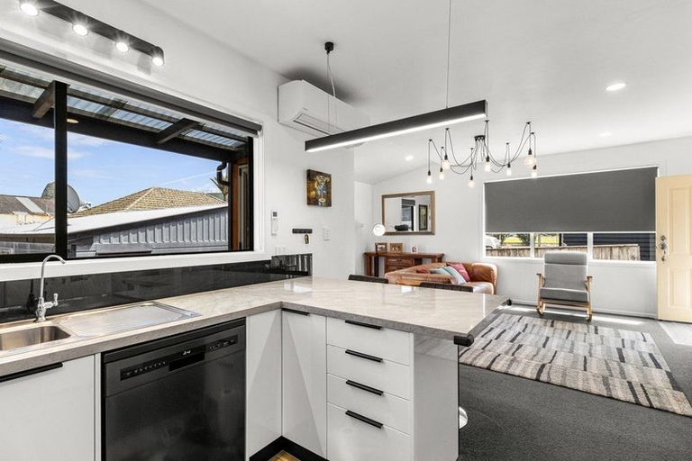 Photo of property in 30 Pioneer Road, Moturoa, New Plymouth, 4310