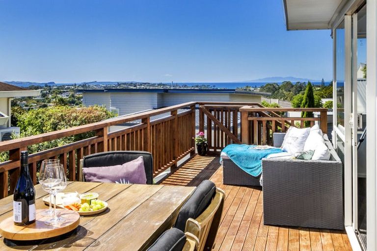 Photo of property in 2/133 Carlisle Road, Northcross, Auckland, 0632