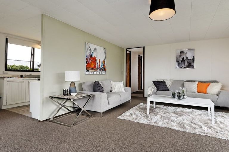 Photo of property in 1/4 Hanson Place, West Harbour, Auckland, 0618