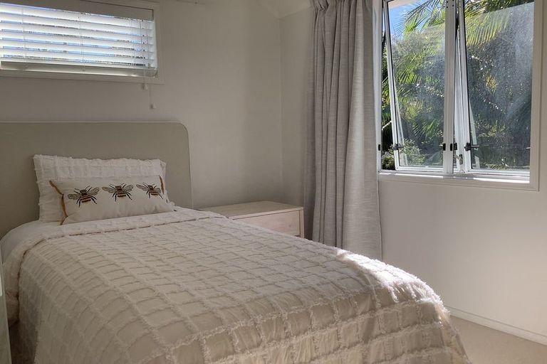 Photo of property in 1/2 Heathcote Road, Castor Bay, Auckland, 0620