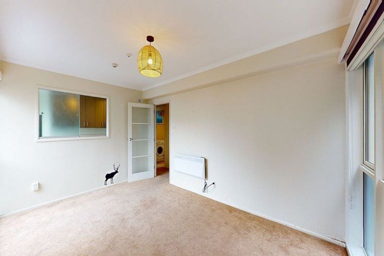 Photo of property in Victoria Court, 7/4 Queen Street, Mount Victoria, Wellington, 6011