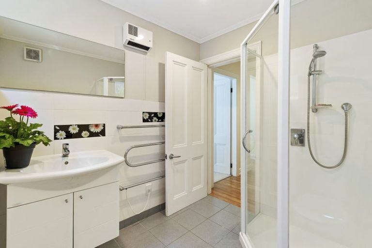 Photo of property in 46 Waterview Road, Stanley Point, Auckland, 0624