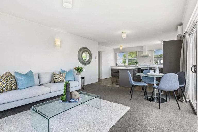 Photo of property in 2/111 Hobsonville Road, West Harbour, Auckland, 0618